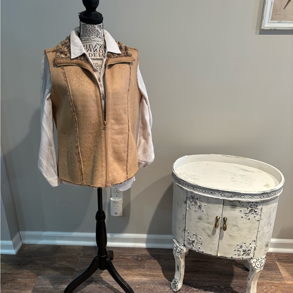 Like new never wore (r) elativity medium tan fuzzy suede vest very detailed